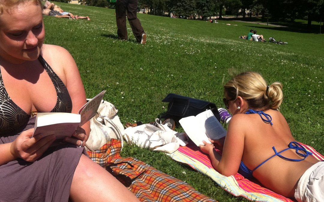 Hva leser de i parken?