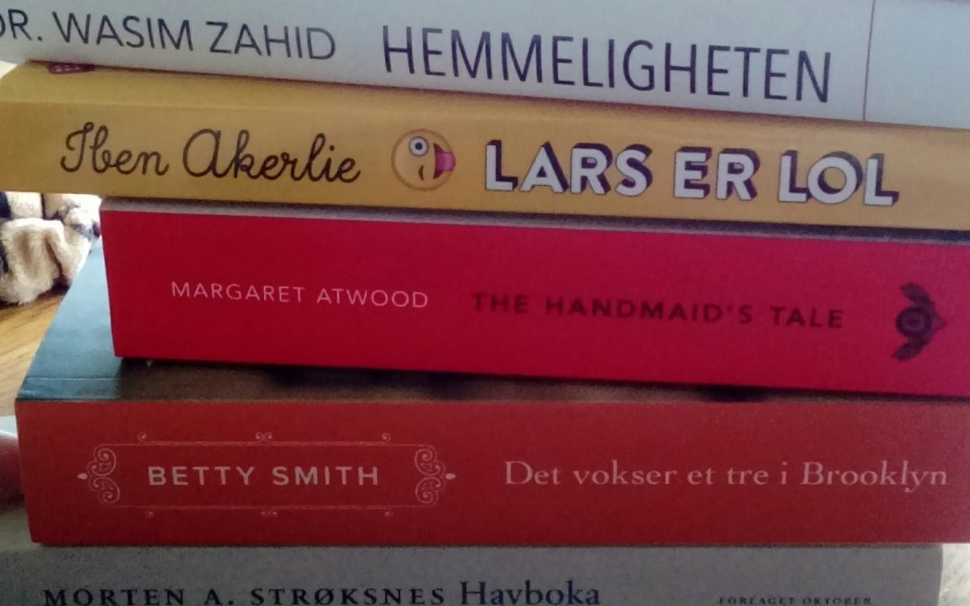 Bøker i stabel. fra toppen og ned ligger: La mamma bæsje i fred, Hemmeligheten, Lars er LOL, A handmaids tale, Det står et tre i Brooklyn og nederst ligger Havboka